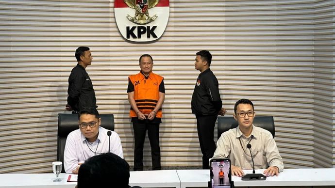 Pelaksana Tugas Deputi Penindakan dan Eksekusi Komisi Pemberantasan Korupsi Asep Guntur Rahayu (kiri depan) bersama Juru Bicara KPK Budi Prasetyo (kanan depan) saat menunjukkan Direktur Utama PT Wahana Adyawarna Menas Erwin Djohansyah sebagai tersangka kasus dugaan suap pengurusan perkara di Mahkamah Agung, di Gedung Merah Putih KPK, Jakarta, Kamis (25/9/2025). 