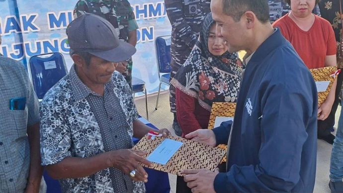 Menteri Transmigrasi (Mentrans) RI Muhammad Iftitah Sulaiman Suryanagara menyerahkan sertifikat hak milik kepada warga Rempang yang mengikuti program transmigrasi ke Tanjung Banon, Provinsi Kepulauan Riau pada Kamis (25/9/2025).