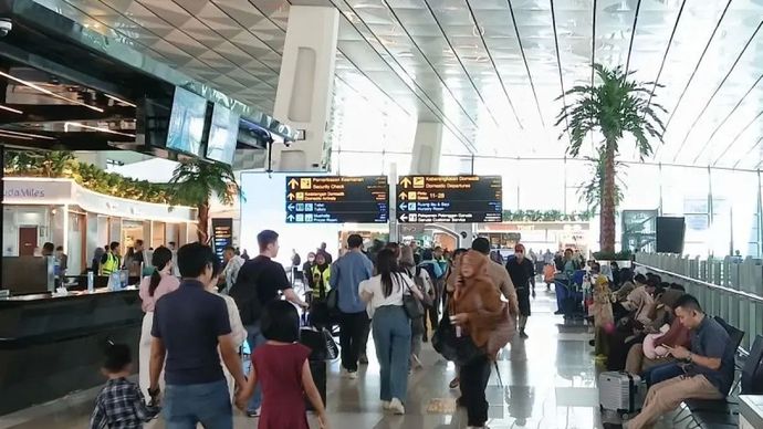 Ilustrasi - sejumlah calon penumpang penerbangan saat beraktivitas di area Terminal 3 Bandara Internasional Soekarno-Hatta, Tangerang, Banten.