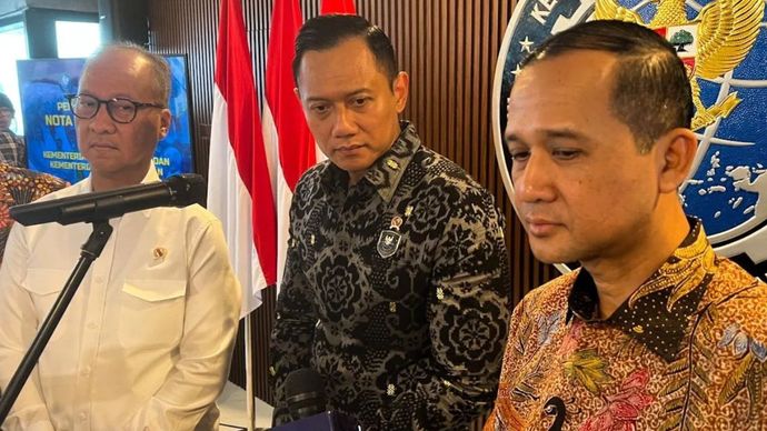 Menteri Koordinator Bidang Infrastruktur dan Pembangunan Kewilayahan Agus Harimurti Yudhoyono (tengah) bersama Menteri Perindustrian Agus Gumiwang Kartasasmita (kiri), dan Menteri Transmigrasi Muhammad Iftitah Sulaiman Suryanagara (kanan) memberi keterangan kepada awak media usai penandatanganan Nota Kesepahaman antara Kemenko Infra bersama Kementerian Transmigrasi dan Kementerian Perindustrian, di Jakarta, Jumat (26/9/2025). 