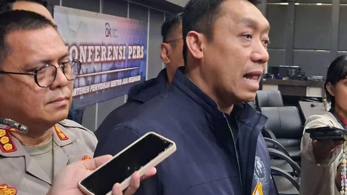 Sekretaris NCB Interpol Indonesia Divhubinter Polri Brigjen Pol. Untung Widyatmoko menjawab pertanyaan media dalam wawancara cegat (doorstop) di Bandara Soekarno-Hatta, Tangerang, Jumat 26 September 2025. (ANTARA/Rizka Khaerunnisa)