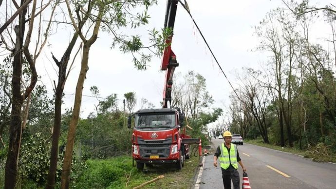 Para pekerja memperbaiki kerusakan jaringan telekomunikasi di Kota Yangjiang, Provinsi Guangdong, China selatan, pada 25 September 2025. 