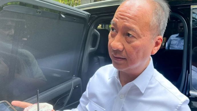 Menteri Perindustrian (Menperin) Agus Gumiwang Kartasasmita menjawab pertanyaan awak media ditemui usai penandatanganan Nota Kesepahaman antara Kementerian Koordinator Bidang Infrastruktur dan Pembangunan Kewilayahan (Kemenko IPK) bersama Kementerian Transmigrasi dan Kementerian Perindustrian, di Kantor Kemenko IPK di Jakarta, Jumat (26/9/2025).