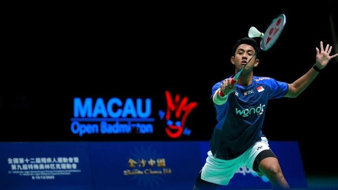 Arsip - Pebulu tangkis tunggal putra Indonesia Alwi Farhan berusaha mengembalikan kok ke pebulu tangkis Malaysia Justin Hoh saat pertandingan final tunggal putra Macau Open 2025 di Makau, Tiongkok Selatan, Minggu 3 Agustus 2025. ANTARA FOTO/Xinhua/Cheong Kam Ka/agr