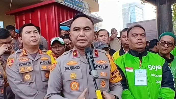 Wakapolda Metro Jaya Brigjen Pol Dekananto Eko Purwono memberikan keterangan kepada pers usai meresmikan Gerai Rakyat Mart di kawasan Juanda, Jakarta Pusat, sebagai posko Ojol Kamtibmas dan dukungan terhadap Gerakan Pangan Murah, Jumat 26 September 2025. ANTARA/Risky Syukur