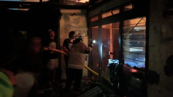 Personel Suku Dinas Penanggulangan Kebakaran dan Penyelamatan (Gulkarmat) Jakarta Selatan memadamkan kebakaran rumah kontrakan di Jalan Pedurenan Mesjid 1 No 10, RT 05/RW 04, Karet Kuningan, Kecamatan Setiabudi, Jakarta, Jumat 26 September 2025. ANTARA/HO-Gulkarmat Jakarta Selatan.