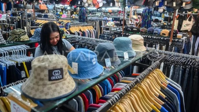 Calon pembeli melihat pakaian bekas yang dijual di Pasar Baru, Jakarta, Kamis 31 Juli 2025. (ANTARA FOTO/Rivan Awal Lingga/sgd)