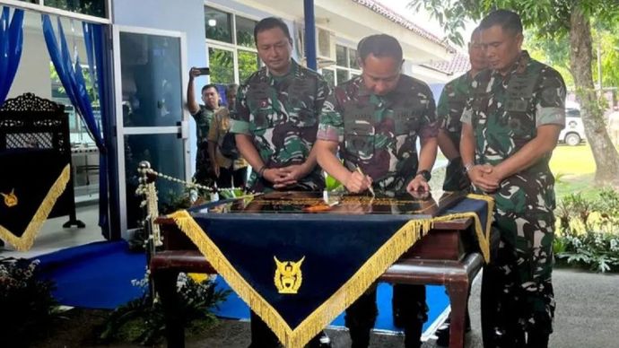 Panglima TNI Jenderal Agus Subiyanto (tengah) meresmikan SPPG 1 TNI AU Adi Soemarmo di Kabupaten Boyolali, Jawa Tengah, Jumat (26/9/2025). 
