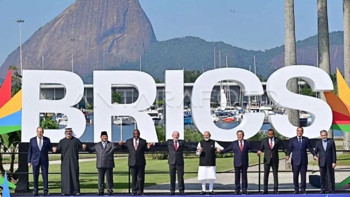(Kiri ke kanan) Menlu Rusia Sergey Lavrov, Presiden UAE Sheikh Mohamed bid Zayed al-Nahyan, Presiden RI Prabowo Subianto, Presiden Afrika Selatan Cyril Ramaphosa, Presiden Brasil Luiz Inacio Lula da Silva, PM India Narendra Modi, PM China Li Qiang, PM Etiopia Abiy Ahmed, PM Mesir Mostafa Madbouly dan Menlu Iran Abbas Araghchi berfoto bersama dalam KTT BRICS di Rio de Janeiro, Brasil, Minggu 6 Juli 2025. (ANTARA FOTO/HO/Biro Pers-Muchlis jr/wpa/foc.)