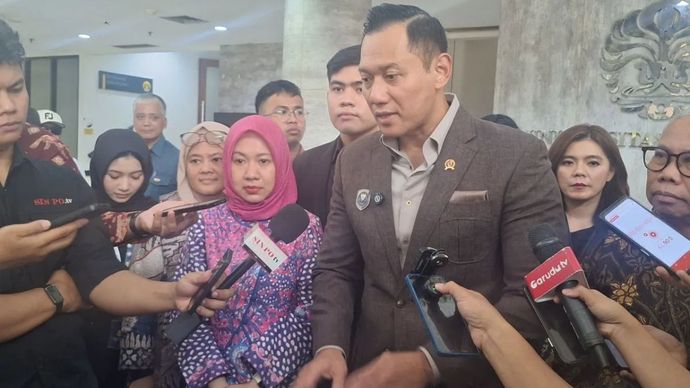 Menteri Koordinator Bidang Infrastruktur dan Pembangunan Kewilayahan Agus Harimurti Yudhoyono (AHY) dan Dekan FEB UI Yulianti (kerudung pink).