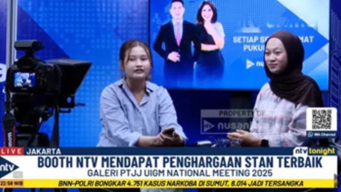 Para mahasiswi antusias mencoba simulasi menjadi presenter di booth mini Nusantara TV