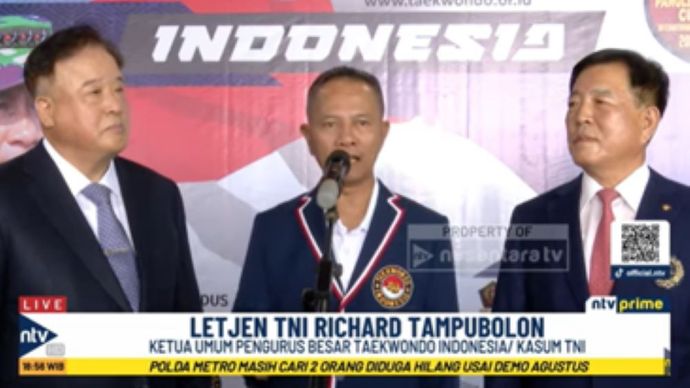Ketua Umum Pengurus Besar Taekwondo Indonesia (PBTI) Letjen TNI Richard Tampubolon bersama Presiden Asian Taekwondo Union (ATU) Kim Sang-jin