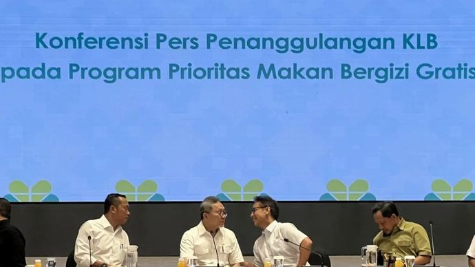 Menteri Koordinator bidang Pangan Zulkifli Hasan (tengah kiri) bersama Menteri Sekretaris Negara (Mensesneg) Prasetyo Hadi (kiri), Menteri Kesehatan Budi Gunadi Sadikin (tengah kanan), dan Menteri Dalam Negeri (Mendagri) Tito Karnavian (kanan) dalam Konferensi Pers Penanggulangan Kejadian Luar Biasa (KLB) pada Program Prioritas Makanan Bergizi Gratis (MBG) di Kantor Kementerian Kesehatan, Jakarta, Minggu 28 September 2025. (ANTARA/Putu Indah Savitri)
