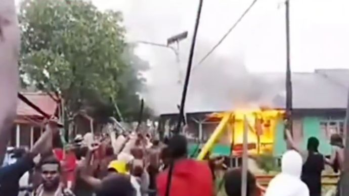 Pos TNI Dibakar Masa di Papua