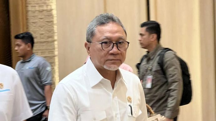Menteri Koordinator bidang Pangan Zulkifli Hasan tiba di lokasi Konferensi Pers Penanggulangan Kejadian Luar Biasa (KLB) pada Program Prioritas Makanan Bergizi Gratis (MBG) di Kantor Kementerian Kesehatan, Jakarta, Minggu 28 September 2025. (ANTARA/Putu Indah Savitri)