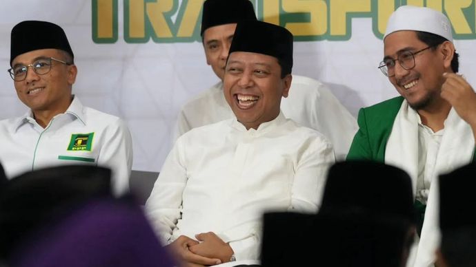 Mantan Ketum PPP Muhammad Romahurmuziy alias Rommy (tengah)