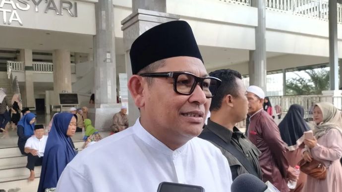 Anggota Komisi C DPRD DKI Jakarta, Lukmanul Hakim memberikan keterangan kepada pers usai acara Maulid Akbar dan doa bersama di Masjid Raya KH. Hasyim Asy'ari, Daan Mogot, Jakarta Barat, Minggu (28/9/2025).