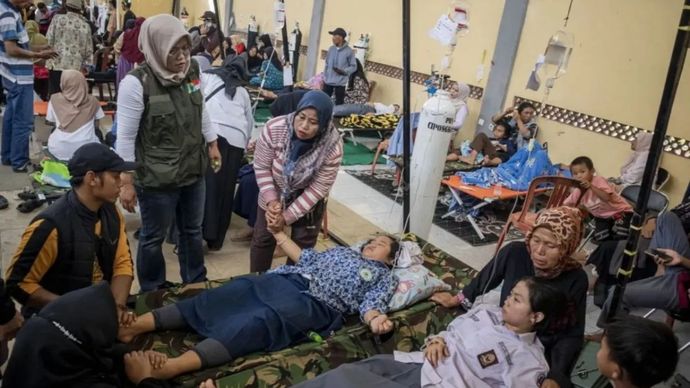 Perawatan siswa korban keracunan Makan Bergizi Gratis (MBG) di Kabupaten Bandung Barat.