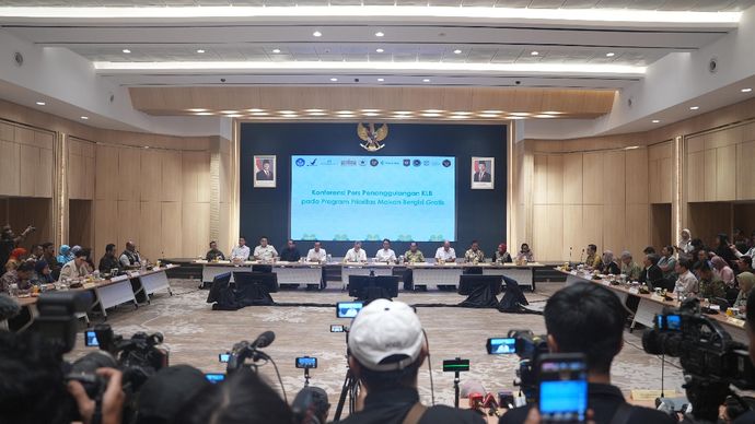 Menteri Koordinator Bidang Pangan Zulkifli Hasan (Zulhas) usai rapat koordinasi di Kementerian Kesehatan