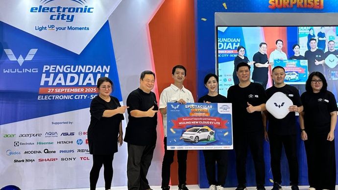 Wuling Motors (Wuling) bersama PT Electronic City Indonesia, Tbk (Electronic City) menyerahkan grand prize New Cloud EV Lite kepada Pemenang &quot;Spectacular Surprise&quot;. (Foto: Istimewa)