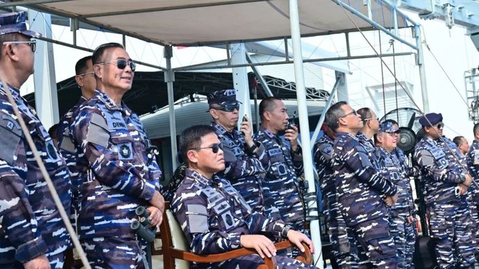 Pangkoarmada RI Laksamana Madya Denih Hendrata (kiri) dan KSAL Laksamana TNI Muhammad Ali (duduk) saat memantau proses gladi sailling pass di atas KRI Radjiman Wedyodiningrat-992 di Teluk Jakarta, Sabtu (27/9/2025). 
