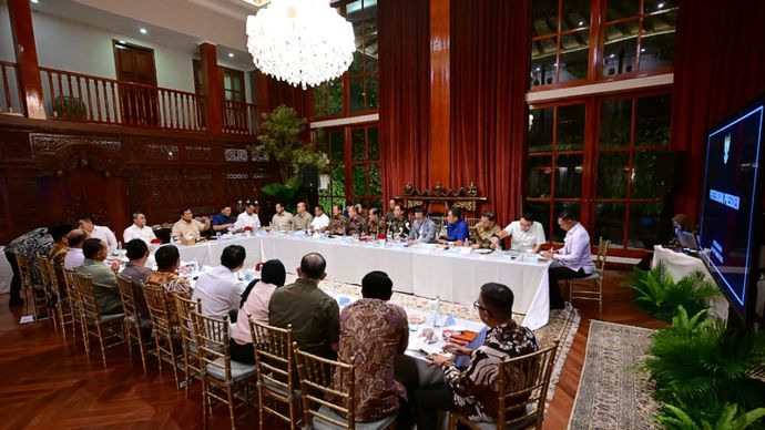 Prabowo Subianto memimpin rapat bersama sejumlah menteri Kabinet Merah Putih di kediaman pribadinya