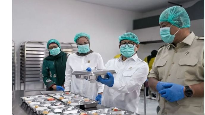 Menteri Koordinator Pemberdayaan Masyarakat Abdul Muhaimin Iskandar (kedua kanan) bersama Kepala BGN Dadan Hindayana (kanan) meninjau Satuan Pelayanan Pemenuhan Gizi (SPPG) di Kabupaten Sleman, DIY.