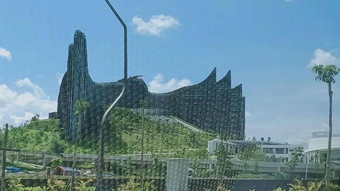 Istana Garuda di kawasan inti pusat pemerintahan (KIPP) IKN berlokasi di Kecamatan Sepaku, Kabupaten Penajam Paser Utara, Kalimantan Timur. 