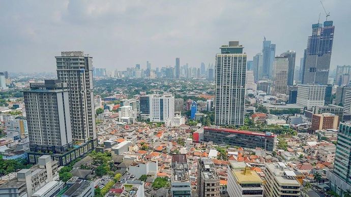 Pemandangan gedung-gedung bertingkat terlihat dari ketinggian di Jakarta. Kualitas udara di Jakarta pada Selasa pagi masuk kategori tidak sehat dan menduduki peringkat kedua sebagai kota dengan udara terburuk di dunia. ANTARA FOTO/Ferlian Septa Wahyusa/app/tom/pri.