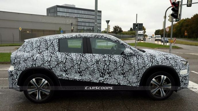 Mercedes GLA terbaru menampilkan desain lampu belakang unik dan teknologi baru. (Foto: Istimewa/Carscoops) 