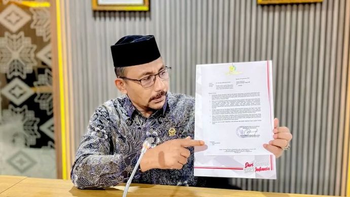 Anggota DPD RI asal Aceh Sudirman Haji Uma menunjukkan suratnya yang ditujukan kepada Kemendagri terkait razia mobil plat Aceh oleh Pemprov Sumut, di Jakarta, Senin (29/9/2025).