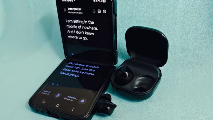 Melalui Galaxy Buds Core, raksasa teknologi Korea ini menghadirkan terobosan baru: teknologi Galaxy AI seperti Interpreter dan Live Translate langsung ke dalam TWS. Hasilnya? Sebuah perangkat mungil seharga 700 ribuan yang bukan cuma memanjakan telinga, tapi juga memecah batas bahasa secara real-time.