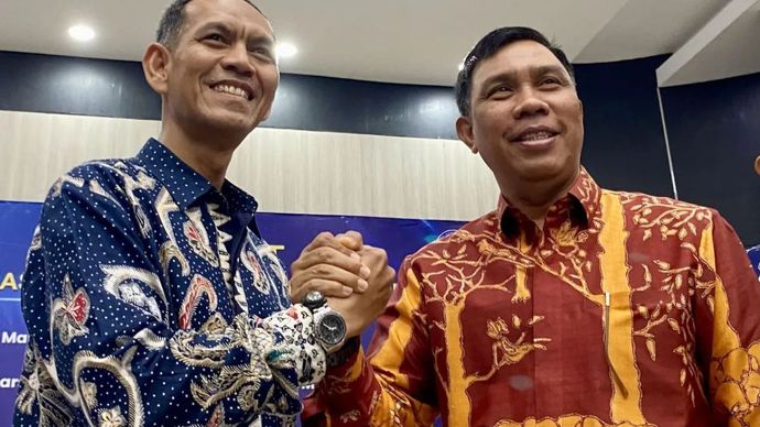 Kepala Dinas Penerangan (Kadispen) TNI Angkatan Udara Marsma TNI I Nyoman Suadnyana (kanan) bersalaman dengan kadispen sebelumnya, Marsma TNI Ardi Syahri (kiri), usai acara Kenal Pamit Kadispen TNI AU di Balai Prajurit Ardhya Loka, Lanud Halim Perdanakusuma, Jakarta, Rabu (7/5/2025) malam. 