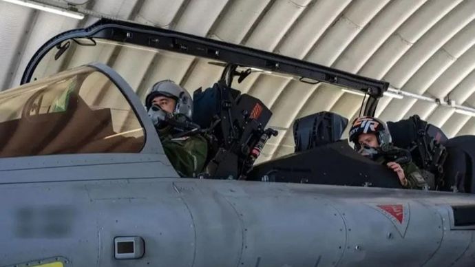 Penerbang tempur TNI AU melakukan persiapan untuk menerbangkan pesawat Rafale di Escadron de Transformation Rafale (ETR) 3/4 Aquitaine, Base A&eacute;rienne 113, Saint-Dizier, Prancis, Rabu 24 September 2025. ANTARA/HO-Humas TNI AU/am.