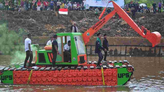 Festival Parade Perahu Cinta Lingkungan (Cilung) 2025, Minggu, 28 September 2025, di aliran Sungai Ciliwung.
