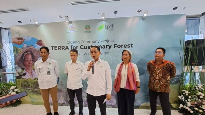 Menhut Raja Juli Antoni (tengah) dan Direktur Utama BPDLH Joko Tri Haryanto (kedua kiri) memberikan keterangan kepada wartawan usai penutupan Proyek TERRA-CF di Jakarta, Senin (29/9/2025).