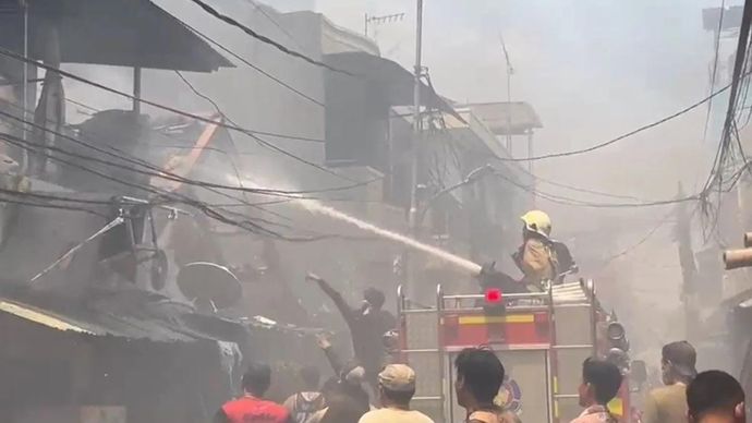 Proses pemadaman kebakaran rumah di wilayah Tangki, Tamansari, Jakarta Barat, Minggu 28 September 2025. (ANTARA/Risky Syukur)