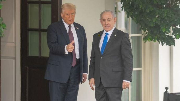 Presiden AS Donald Trump (kiri) menyambut Perdana Menteri Israel Benjamin Netanyahu di Gedung Putih di Washington, D.C., Amerika Serikat, pada 29 September 2025.