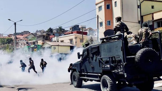 Polisi anti huru-hara menggunakan gas air mata untuk membubarkan pengunjuk rasa dalam demonstrasi menentang pemadaman listrik yang sering terjadi dan kelangkaan air, dekat Universitas Antananarivo, Madagaskar, 29 September 2025