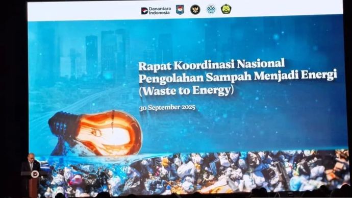 Chief Executive Officer (CEO) Danantara Indonesia Rosan Roeslani menyampaikan keynote speech dalam Rapat Koordinasi Nasional Pengolah Sampah menjadi Energi (Waste to Energy) di Wisma Danantara, Jakarta, Selasa (30/09/2025).