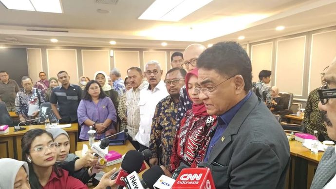 Wakil Ketua Komisi XIII DPR RI Andreas Hugo Pareira (kedua dari kanan) bersama dengan istri dan Keluarga dari almarhum diplomat Kementerian Luar Negeri Arya Daru Pangayunan memberikan keterangan pers di Kawasan Parlemen, Jakarta, Selasa 30 September 2025. (ANTARA/Aria Ananda)