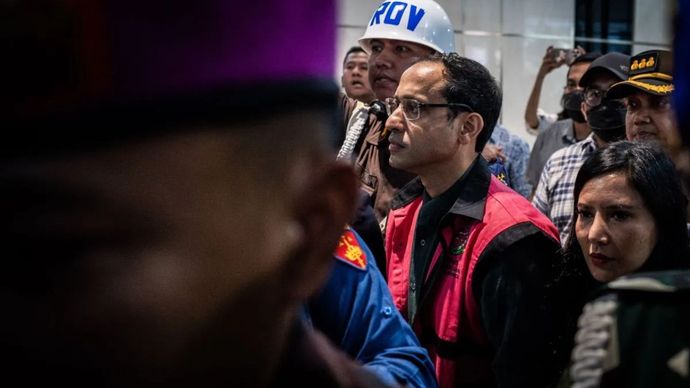 Mantan Menteri Pendidikan, Kebudayaan, Riset dan Teknologi (Mendikbudristek) 2019-2024 Nadiem Makarim (tengah) menggunakan rompi tahanan berjalan keluar usai pemeriksaan di Jampidsus, Kejaksaan Agung, Jakarta, Kamis (4/9/2025). Kejaksaan Agung menetapkan Nadiem Makarim sebagai tersangka kasus dugaan korupsi pengadaan sistem Chromebook di Kemendikbudristek dan ditaksir kerugian negara dalam perkara ini mencapai Rp1,9 triliun.