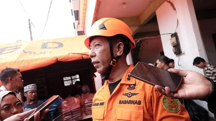 Kepala Kantor SAR Kelas A Surabaya Nanang Sigit saat menyampaikan data korban bangunan mushalla Ponpes Al Khoziny Sidoarjo yang ambruk, per pukul 11.30 WIB, di Sidoarjo, Selasa 30 September 2025. ANTARA/Fahmi Alfian