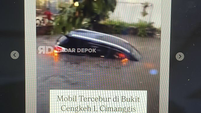 Mobil tercebur di Perumahan Bukit Cengkeh 2, Cimanggis, Depok, Jawa Barat.