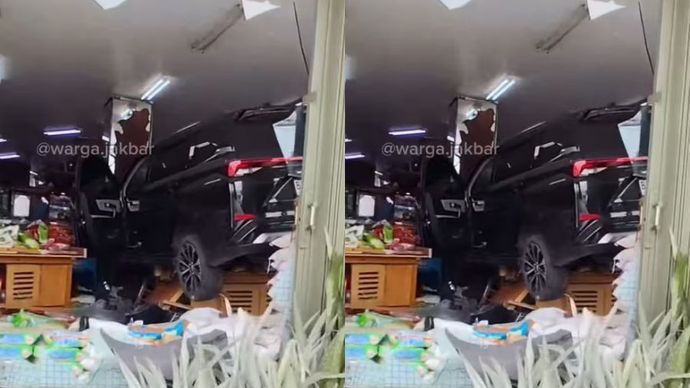 Mobil Hantam Sebuah Toko di Kalideres Jakbar