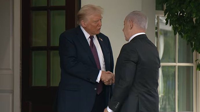 Perdana Menteri Israel Benjamin Netanyahu pada Senin menyampaikan permintaan maaf kepada Perdana Menteri Qatar, Mohammed bin Abdulrahman bin Jassim al-Thani, atas serangan Israel di Qatar pada 9 September yang menargetkan pertemuan pimpinan politik Hamas.  Meskipun serangan itu gagal menewaskan pimpinan Hamas yang menjadi sasaran, sejumlah anggota tingkat rendah kelompok itu dan satu penjaga Qatar tewas. Setelah insiden, Qatar, yang sebelumnya berperan penting sebagai mediator antara Israel dan Hamas di tengah perang Gaza, menolak peran mediasi lebih lanjut.  Permintaan maaf itu dilakukan melalui panggilan telepon dari Oval Office yang difasilitasi dan dihadiri Presiden AS Donald Trump saat bertemu dengan Netanyahu. Setelah panggilan itu, Gedung Putih merilis rencana penyelesaian perang, dan Trump menyatakan bahwa Israel dan dunia Arab telah menerima rencana tersebut.  Dalam panggilan itu, Netanyahu &ldquo;menyatakan penyesalan yang mendalam karena serangan misil Israel terhadap target Hamas di Qatar secara tidak sengaja menewaskan seorang anggota militer Qatar,&rdquo; menurut pernyataan resmi Gedung Putih.  Perdana Menteri Israel juga &ldquo;menyesalkan bahwa dalam menarget pimpinan Hamas selama negosiasi sandera, Israel melanggar kedaulatan Qatar dan menegaskan Israel tidak akan melakukan serangan serupa di masa depan.&rdquo;  Sementara itu, Thani &ldquo;menyambut jaminan tersebut, menekankan kesiapan Qatar untuk terus berkontribusi pada keamanan dan stabilitas regional,&rdquo; dan Netanyahu &ldquo;menyatakan komitmen yang sama,&rdquo; menurut catatan AS.  Pernyataan resmi Qatar menegaskan kembali panggilan tersebut, menyebut Thani menyatakan Qatar tidak mentolerir pelanggaran kedaulatannya namun siap tetap terlibat dalam upaya mengakhiri perang di Gaza melalui inisiatif Presiden AS.  Kantor Netanyahu menyatakan, Perdana Menteri mengatakan kepada Al Thani bahwa &ldquo;Israel tidak berniat melanggar kedaulatan Anda lagi di masa depan, dan saya telah menyampaikan komitmen itu kepada presiden.&rdquo;  &ldquo;Israel menarget Hamas, bukan warga Qatar,&rdquo; ujar Netanyahu. Ia juga mengakui adanya ketegangan historis: &ldquo;Kepemimpinan Anda punya keluhan terhadap Israel dan Israel punya keluhan terhadap Qatar, mulai dari dukungan untuk Ikhwanul Muslimin hingga bagaimana Israel digambarkan di Al Jazeera, serta dukungan untuk sentimen anti-Israel di kampus.&rdquo;  Netanyahu menyambut inisiatif Trump untuk membentuk forum trilateral guna menangani &ldquo;keluhan yang tertunda.&rdquo; Permintaan maaf Netanyahu ini berbeda dari sikap sebelumnya yang menegaskan Israel berhak menyerang pimpinan Hamas, termasuk di ibu kota Qatar.  Sebelumnya, berbicara di Fox News, Netanyahu membandingkan serangan di Doha dengan operasi AS di Pakistan yang menewaskan Osama Bin Laden, dan menekankan &ldquo;negara yang bermartabat tidak memberi toleransi kepada teroris.&rdquo;  Setelah permintaan maaf Netanyahu, Menteri Keamanan Nasional Itamar Ben Gvir menyebut serangan 9 September di Doha sebagai &ldquo;penting, adil, dan sangat bermoral,&rdquo; dan menuduh Qatar mendukung serta membiayai terorisme. Menteri Keuangan Bezalel Smotrich membandingkan permintaan maaf itu dengan Kesepakatan Munich 1938, menyebutnya &ldquo;aib&rdquo; bagi Israel.  Namun, Israel memang memiliki preseden untuk meminta maaf ke negara lain, termasuk kepada Turki atas insiden Mavi Marmara 2010 dan kepada Yordania terkait percobaan pembunuhan pejabat Hamas Khaled Mashaal pada 1997.