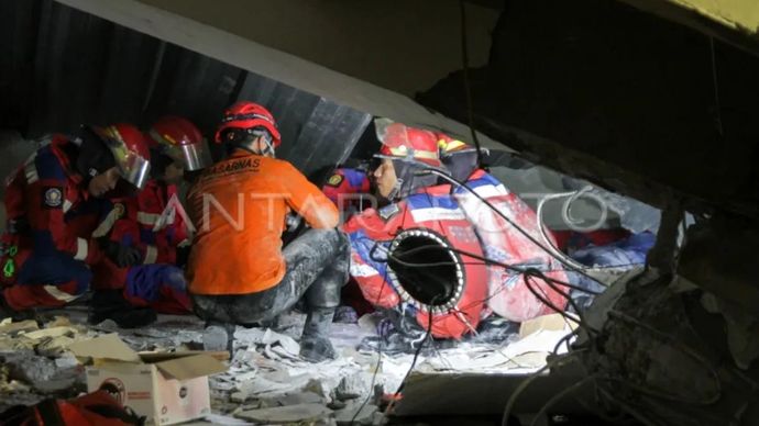 Tim SAR gabungan mencari korban bangunan mushalla yang ambruk di Pondok Pesantren (Ponpes) Al Khoziny di Kecamatan Buduran, Sidoarjo, Jawa Timur, Senin 29 September 2025 malam.ANTARA FOTO/Umarul Faruq/tom.