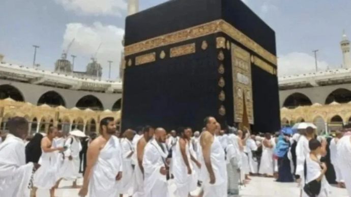 Ilustrasi - Jamaah melakukannya tawaf mengelilingi Kabah di Masjidil Haram, Makkah, Arab Saudi.