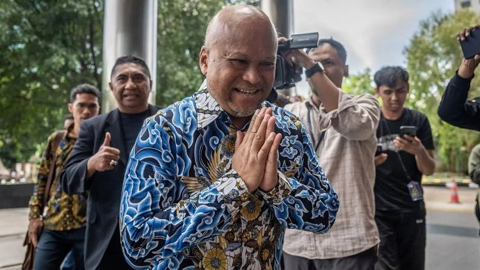 Putra Presiden ke-3 RI B. J. Habibie, Ilham Akbar Habibie (tengah) menyapa wartawan saat berjalan ke ruang pemeriksaan di Gedung Merah Putih KPK, Jakarta, Rabu 3 September 2025. KPK memeriksa Ilham Akbar Habibie sebagai saksi dalam penyidikan kasus dugaan korupsi proyek pengadaan iklan pada Bank Pembangunan Daerah Jawa Barat dan Banten (BJB) periode 2021-2023. ANTARA FOTO/Bayu Pratama S/bar