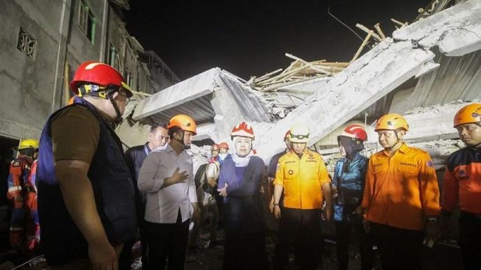 Gubernur Jatim Khofifah Indar Parawansa (ketiga kiri), Wakil Gubernur Jatim Emil Elestianto Dardak (kedua kiri), Sekda Jatim Adhy Karyono (kiri), Kepala Kantor Pencarian dan Pertolongan (Basarnas) Surabaya Nanang Sigit (keempat kanan), Kalaksa BPBD Jatim Gatot Soebroto (kedua kanan) saat meninjau bangunan mushalla yang ambruk di Pondok Pesantren (Ponpes) Al Khoziny di Kecamatan Buduran, Sidoarjo, Jawa Timur, Selasa 30 September 2025 dini hari. ANTARA FOTO/Umarul Faruq/tom/am